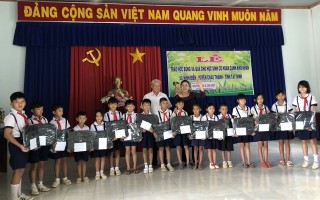 Trao học bổng cho học sinh Châu Thành