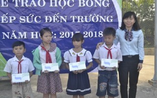 Trao học bổng cho học sinh nghèo Bến Cầu