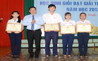 Trao giải thưởng Lê Quý Đôn cho 382 học sinh