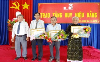 Gò Dầu: Trao huy hiệu Đảng cho đảng viên lão thành