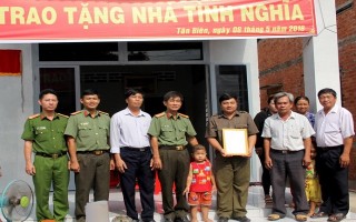 Trao nhà tình nghĩa cho công an viên Đặng Thế Phương