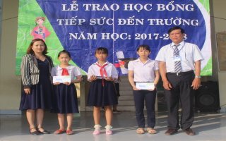 Trao học bổng “Tiếp sức đến trường” cho học sinh Hoà Thành