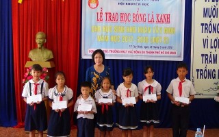 Trao học bổng Lá Xanh.