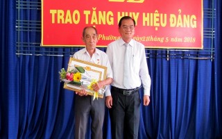 Trao tặng huy hiệu Đảng cho 10 đảng viên