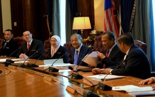 Malaysia giảm lương bộ trưởng để bớt chi tiêu