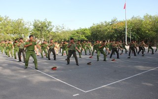 Bế giảng lớp tập huấn điều lệnh, quân sự, võ thuật năm 2018