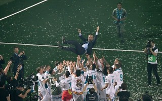 Ronaldo xuống tóc trong lễ ăn mừng hoành tráng của Real