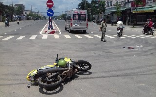 Xe khách va chạm xe gắn máy, 2 người bị thương nặng