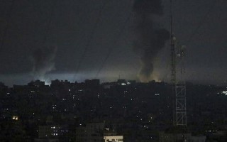 Israel tấn công Gaza dữ dội, cảnh báo chiến tranh
