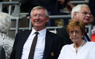 Fred đến kiểm tra y tế ở MU, Sir Alex Ferguson ra viện