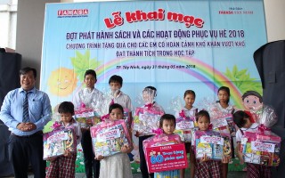 Nhà sách Fahasa Tây Ninh: Tặng 60 phần quà cho học sinh nghèo