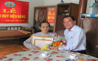 Trao huy hiệu 70 năm tuổi đảng cho đảng viên Đảng bộ phường 1