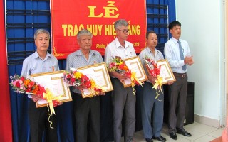 Thành ủy Tây Ninh trao Huy hiệu Đảng cho 10 đảng viên
