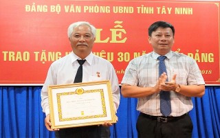 Phó Chánh Văn phòng UBND tỉnh nhận huy hiệu 30 năm tuổi Đảng