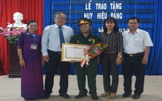 Trao tặng huy hiệu 65 năm tuổi Đảng cho đảng viên Trịnh Thế Khoa
