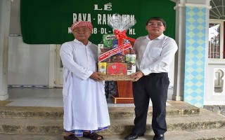 Lãnh đạo tỉnh thăm, tặng quà đồng bào dân tộc Chăm nhân lễ xả chay Raya Ramadan.