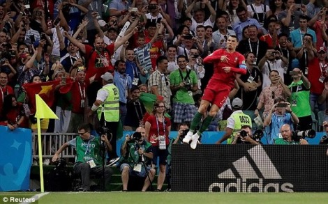 Ronaldo lập hat-trick, Bồ Đào Nha thoát thua TBN ngoạn mục