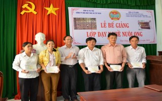 Tân Châu: Bế giảng lớp dạy nghề nuôi ong