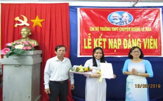 Một học sinh lớp 12 được kết nạp Đảng