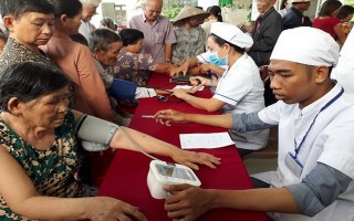 Bệnh viện Tai Mũi Họng TP.HCM: Khám bệnh cho người nghèo xã Phước Vinh