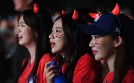 Cầu thủ Hàn Quốc bật khóc, cổ động viên 'chết lặng' ở xứ Kim Chi
