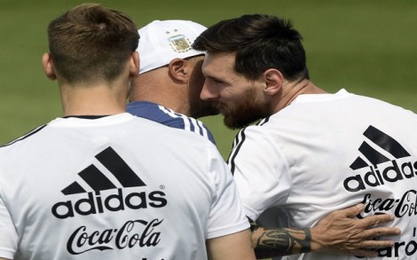 Argentina lo mất World Cup, kêu gọi đoàn kết đấu Nigeria