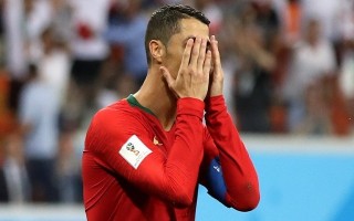 Ronaldo đáng bị thẻ đỏ, VAR là trò hề