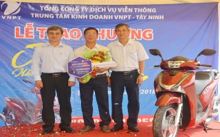 VNPT Tây Ninh trao thưởng cho khách hàng