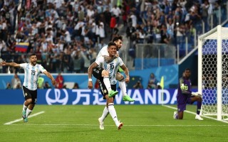 Argentina được trọng tài dẫn vào vòng 1/8: Vì FIFA cần Messi