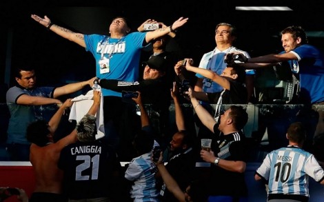Cổ vũ Argentina quá "sung", Maradona khiến tất cả hoảng hồn