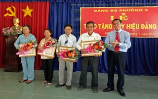 Thành ủy Tây Ninh: Trao tặng Huy hiệu Đảng cho 20 đảng viên