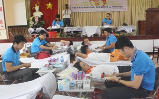 Điện lực Tây Ninh tổ chức hiến máu nhân đạo.