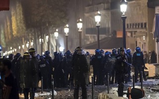 Pháp vô địch World Cup, quê nhà 'bạo loạn'