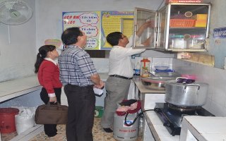 Tập huấn kiến thức ATVSTP cho bếp ăn tập thể trong cơ sở giáo dục