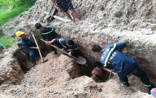 CATN: Giải cứu một công nhân bị vùi lấp trong cát