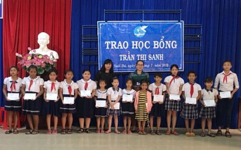 Trao học bổng cho nữ sinh nghèo học giỏi