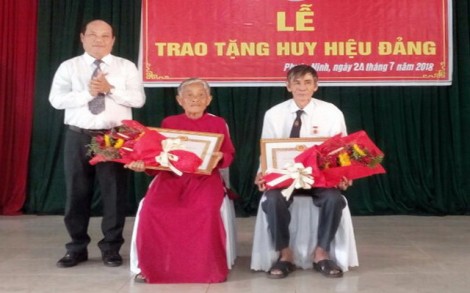 Trao Huy hiệu 55, 45 năm tuổi Đảng