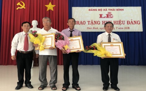 Châu Thành: Trao huy hiệu 50, 45, 30 năm tuổi đảng