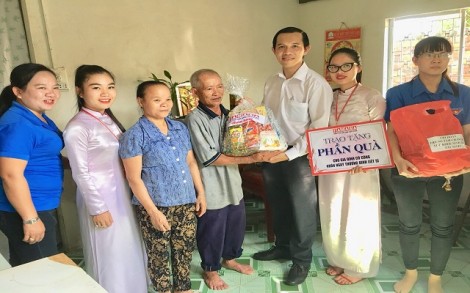 Fahasa: Tặng quà cho người có công với cách mạng