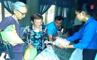 Tặng quà cho gia đình chính sách và hộ nghèo ở xã Lợi Thuận