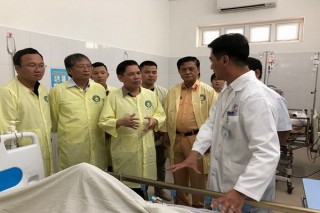 Bộ trưởng Bộ GTVT Nguyễn Văn Thể thăm các nạn nhân tại bệnh viện