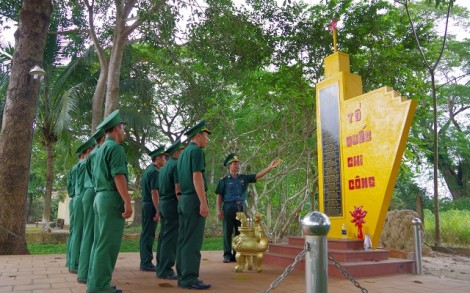 Nghe kể chuyện anh hùng