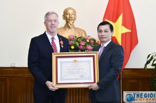 Đại sứ đầu tiên của Hoa Kỳ tại Việt Nam nhận Huân chương Hữu nghị