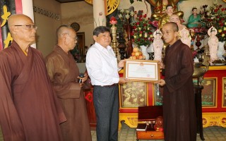 Chủ tịch UBND tỉnh tặng bằng khen cho trụ trì chùa Hiệp Lâm