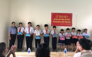 Trao quà cho học sinh nghèo xã Long Thành Nam