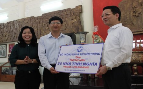 Dâng hương tại Nghĩa trang liệt sĩ ngành Giao bưu – thông tin R