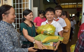 Trao quà cho trẻ em nghèo huyện Dương Minh Châu