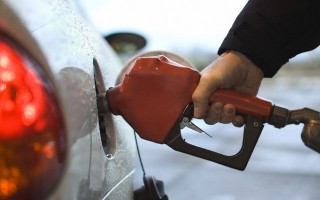 Giá dầu đồng loạt tăng, giá xăng giữ nguyên