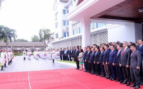 Thượng cờ ASEAN tại Lào nhân kỷ niệm 51 năm Ngày thành lập Hiệp hội