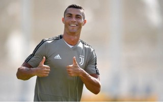 MU sửa sai, Ronaldo đòi Juventus chi thêm tiền